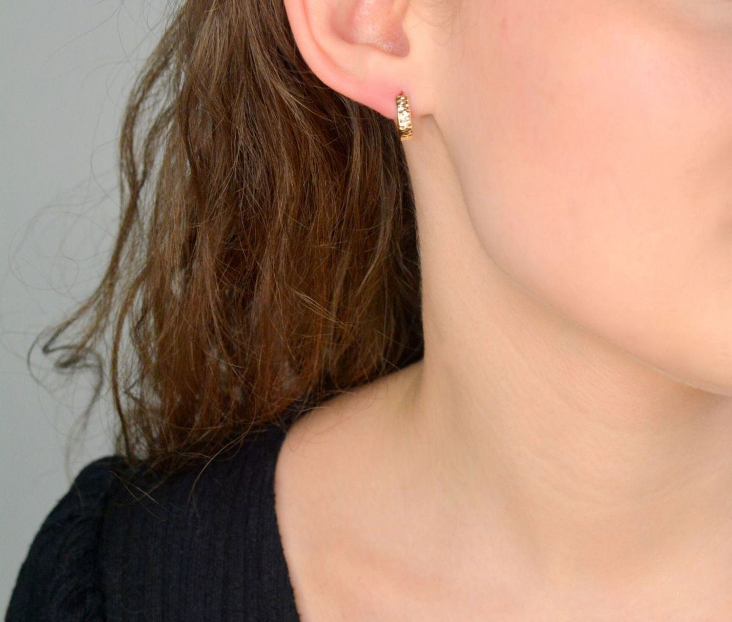 Kolczyki złote grawerowane próba 375, KL 6866 375 Stylowe kolczyki wykonane z wysokiej jakości złota próby 375. Kolczyki mają prosty kształt owalny, ozdobionych grawerem. Kolczyki to ponadczasowa biżuteria, która pasuje do ka.jpg